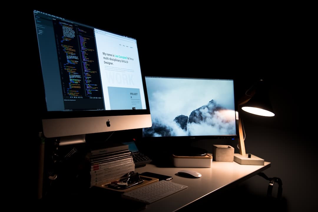 Yıldız Dijital web tasarım ekibinin çalışma masası, ekranda site tasarımı